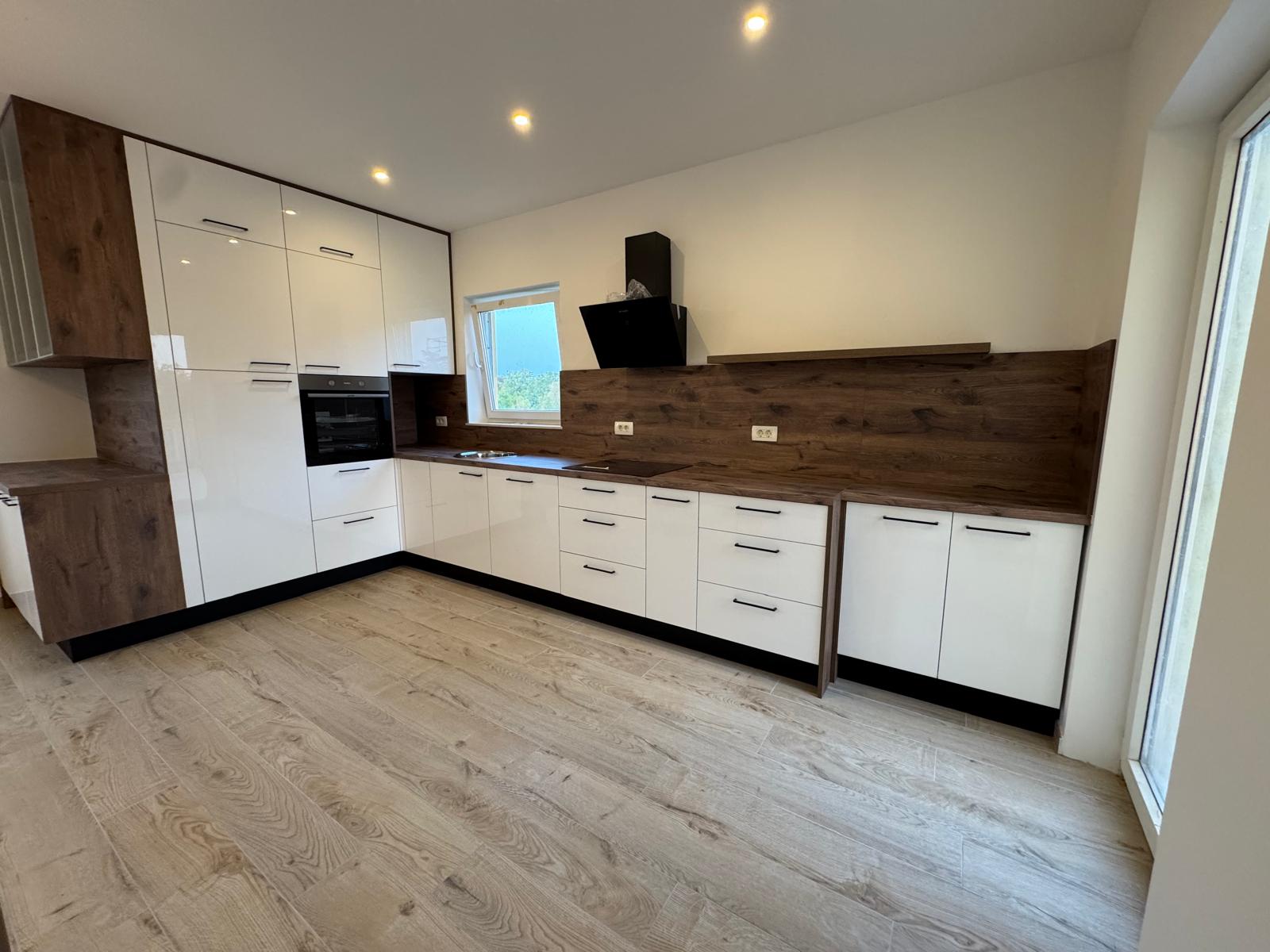 Compact “U” kuhinja (maksimum spremišta)